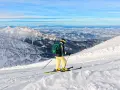 Narciarz zjeżdża po ośnieżonych stokach narciarskich Zakopane, podziwiając malowniczy krajobraz Tatr.