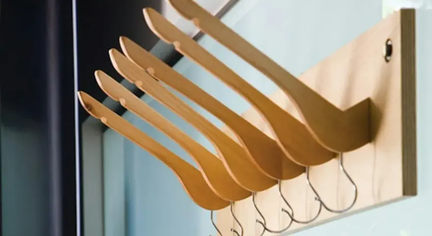 Jak wybrać wieszak na narty? Poradnik i DIY